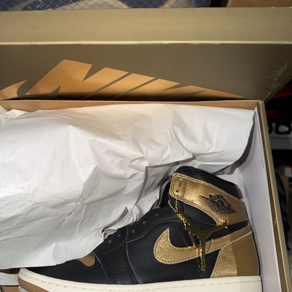Jordan 1 Black and Metallic Gold Sneakers Size 9.5 - Picture 4 of 5